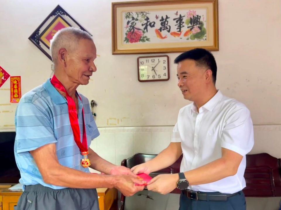 “七一”走访慰问4.jpg