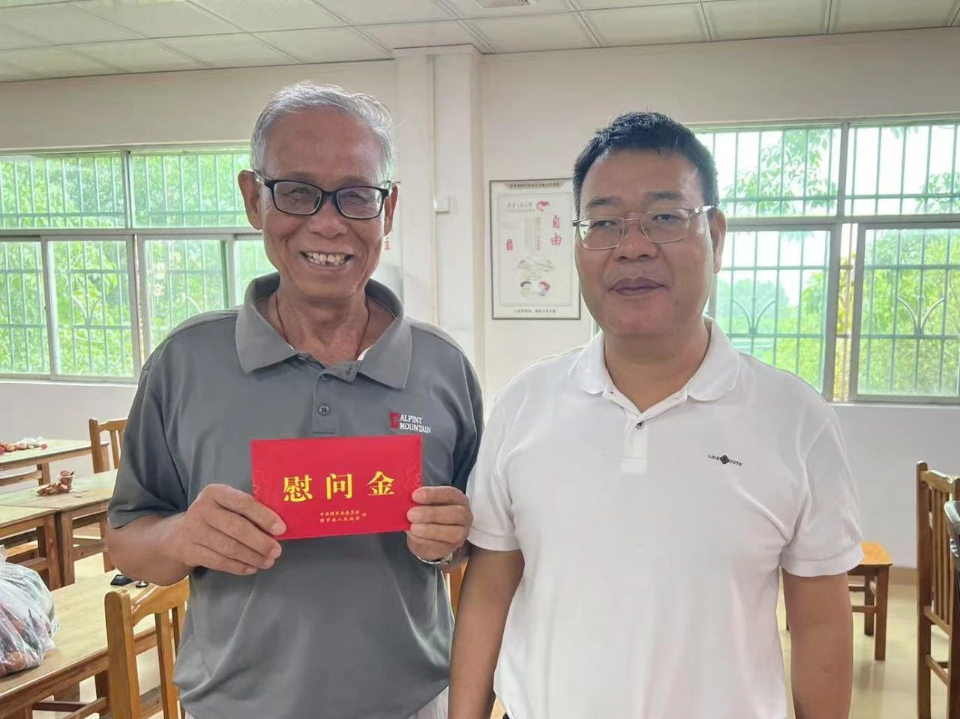 “七一”走访慰问5.jpg