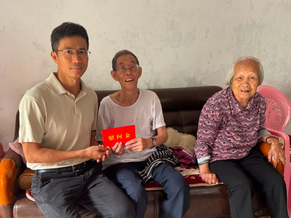 “七一”走访慰问6.jpg